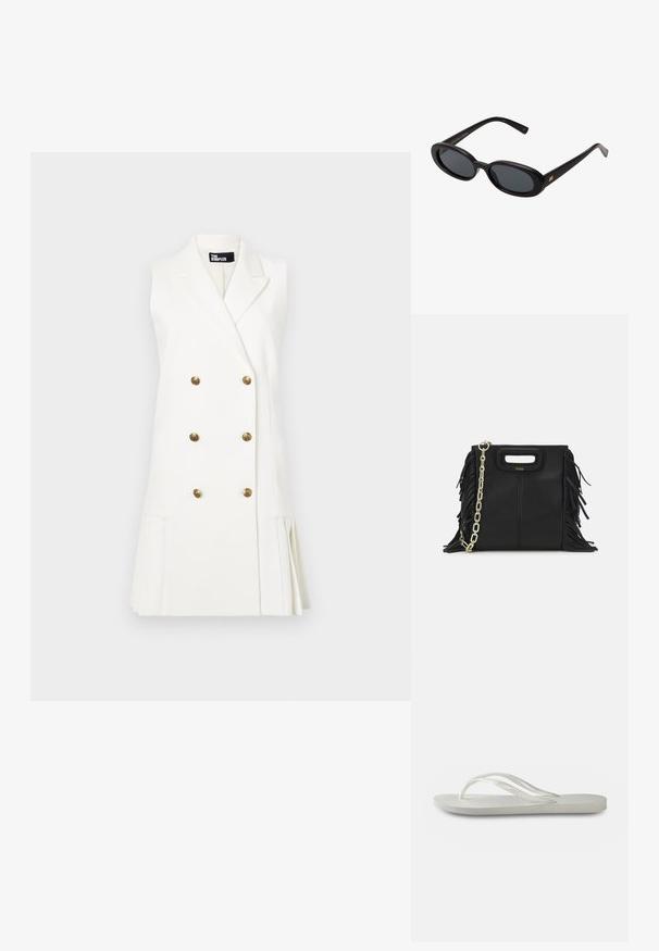 Weißes ärmelloses Oberteil mit einem doppelt geknöpften Design, goldenen Knöpfen und einer plissierten Detail am Saum. Hergestellt aus einem glatten, strukturierten Stoff.; Weiße Flip-Flops mit einer strukturierten Sohle, dünnen Riemen und einem flachen Design. Hergestellt aus Gummi mit einem dezenten Logo auf der Fußsohle.; Schwarze, oversized Sonnenbrillen mit ovalen Gläsern, glattem Kunststoffrahmen und goldenen Akzenten an den Bügeln. Die dunklen Gläser bieten Sonnenschutz.; Schwarze Lederhandtasche mit Fransen-Details, goldener Ketten-Schulterriemen und einem ausgeschnittenen Griff. Mit Logoplatzierung auf der Vorderseite.