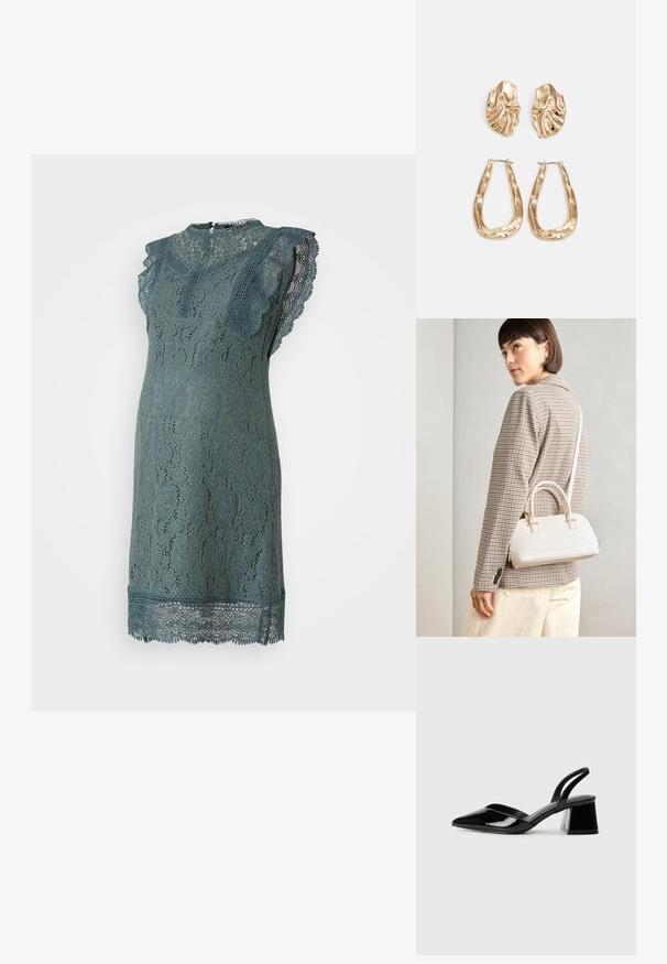 Šaty z krajky v barvě teal, s volánkovými rukávy, květinovými vzory a přiléhavým střihem. Mezi detaily se nachází vysoký výstřih a krajkový lem na spodním okraji.; Černé lakované kožené lodičky na pásku s špičatou špičkou a geometrickým blokovým podpatkem. Vyznačují se elegantním, minimalistickým designem a hladkým povrchem.; Bílá strukturovaná kabelka s krátkými uchy a ramenním popruhem, zdobená zlatými kovovými prvky a texturovaným materiálem, vystavená na šedém pozadí.; Náušnice ve zlatém tónu s texturovanými, vlnitými tvary. Obsahují sochařské klipy a design otevřeného kruhu s kladivkovým povrchem.