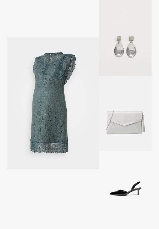 Čipkasta haljina u tirkiznoj boji, s valovitim rukavima, cvjetnim uzorcima i uskim krojem. Detalji uključuju visoki ovratnik i čipkast rub na donjem dijelu.; Crne lakirane slingback pete s izduženim prstom, niskom stiletto petom i jednostavnim dizajnom bez ukrasa.; Srebrna sintetička kožna torbica s dizajnom omotnice, livada za lanac i detaljem na resicama s jedne strane, s kutnim šavovima.; Srebrne naušnice u obliku kapi s kvadratnom kopčom, koji imaju glatku, sjajnu završnu obradu i oblik suze, odražavajući svjetlost s sjajnom površinom.