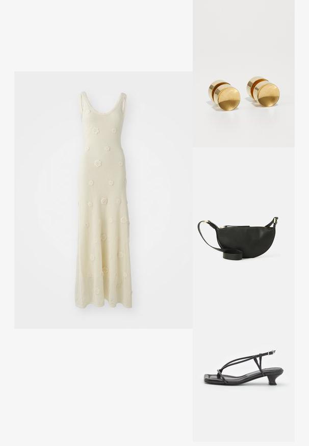 Strick-Maxikleid in Off-White mit Rundhalsausschnitt. Verfügt über gehäkelte Blumendetails und hat eine taillierte Form, die am Saum ausgestellt ist.; Schwarze Leder-Sandale mit dünnen Riemen, niedrigem Blockabsatz und quadratischer Spitze. Sie verfügt über einen Schnallenverschluss und eine glatte Textur.; Schwarze Leder-Umhängetasche in Halbmondform, mit strukturiertem Oberflächen, goldfarbenem Reißverschluss und flachem Trageriemen. Kompakte Ausführung, die für die wichtigsten Dinge geeignet ist.; Goldene Metallohrringe in einfacher runder Form mit einer glatten Oberfläche und einem zentralen polierten Band. Durchmesser von ca. 1 cm.