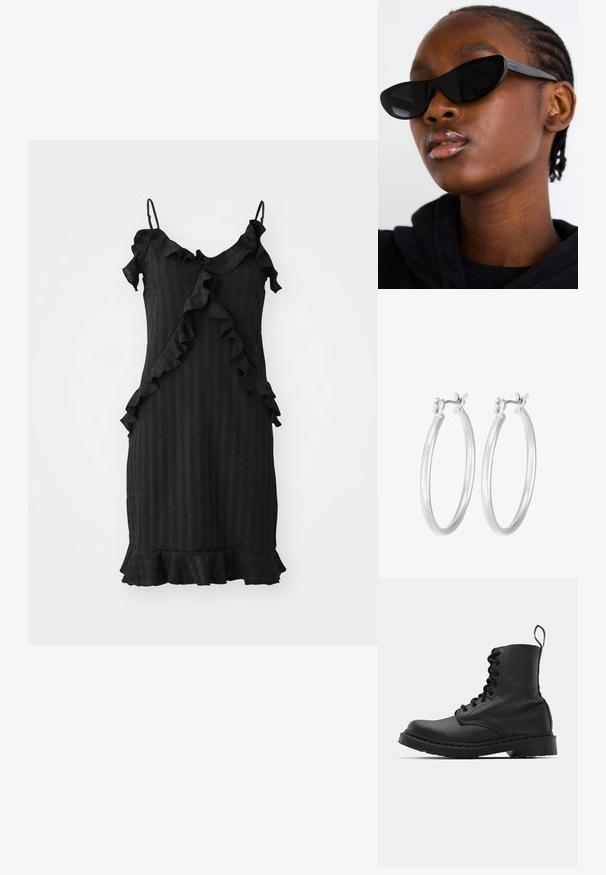 Čierne šaty s volánkovými akcentmi, nastaviteľnými ramienkami, štruktúrovanou tkaninou a rozšíreným lemom. Vertikálny pruhovaný vzor na celom odeve.; Čierna kožená bojová topánka s okrúhlou špičkou, šnurovaním na prednej strane a pútkom pri členku. Má hrubú gumovú podrážku pre trvanlivosť.; Čierne slnečné okuliare v štýle mačacích očí s matným povrchom, s elegantným dizajnom a jemne zakrivenými hranami, umiestnené na pozadí modela v tmavom oblečení.; Strieborné kruhové náušnice s hladkým, lesklým povrchom. Kolový tvar a bezpečné klikanie na uzatváranie. Ľahký dizajn vhodný na každodenné nosenie.