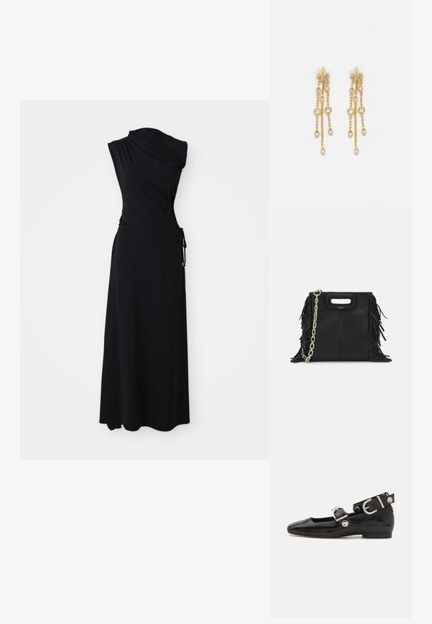 Fekete, ujjatlan ruha, amelynek egy vállas kivitele van, ráncolt derékkal és oldalsó megkötéssel. Puha, rugalmas anyagból készült. Térdig érő.; Fekete lakkbőr lapos cipő négyzet alakú orral, ezüst hardware-rel ellátott bokapánttal és lapos talppal. Simaságával és minimalista dizájnjával kiemelkedő.; Fekete bőr kézitáska, frufrus részletekkel, arany láncos vállpánttal és kivágott fogantyúval. Az elülső részen logó található.; Aranyszínű fülbevalók, több zuhanó lánccal, tiszta ovális strasszköves díszítéssel és dekoratív fülbevaló tetejével.