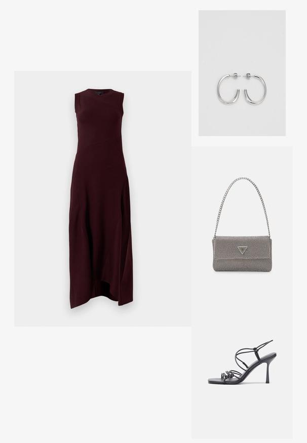 Burgundy ärmlös klänning med ett figursytt liv, ribbad textur och en asymmetrisk fåll. Har diagonala sömmar som detalj.; Svarta högklackade sandaler har tunna remmar med en knuten design, en slät fyrkantig tå och en smal stilettklack.; Ljusgrå metallisk handväska med kedjestropp, prydd med små cirkulära metallnitar och en triangulär logotyp.; Silver hoopsörhängen med en slät, glänsande yta, med en böjd form och post-stängning. Minimalistisk design med en modern finish.