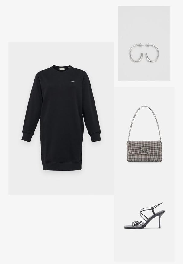 Črna pulover obleka z dolgimi rokavi, okroglim izrezom, rebrastimi manšetami in majhnim vezenim logotipom na prsih. Gladka tekstura tkanine.; Črne visoke sandale na peto imajo tanke naramnice z vozlom, gladek kvadratni toe in eleganten stiletto peto.; Svetlo siva kovinska torbica z verižnim ročajem, okrašena z majhnimi okroglimi kovinskimi bleščicami in trikotnim logotipom blagovne znamke.; Srebrne obročaste uhane z gladko, sijočo površino. Zaobljena oblika, lahka zasnova, z zapiranjem na zatič.