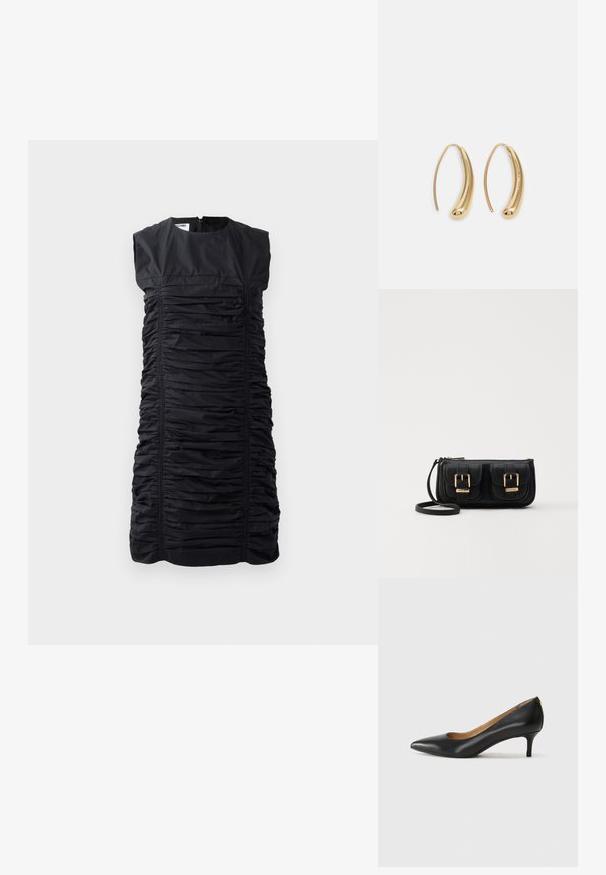 Zwarte mouwloze jurk met een gegatherde textuur, verticale plooien en een hoge hals. Sluiting met rits aan de achterkant. Elegante, getailleerde silhouet.; Zwarte leren pump met een puntige teen, lage hak en een gladde textuur. Heeft een lichte opening aan de voorkant en minimale hardware aan de achterkant.; Zwarte leren schoudertas met twee vo pockets, gouden gespen, ritsluiting en een smalle band. Tekstuur oppervlak en compacte rechthoekige vorm.; Gouden metalen oorbellen in de vorm van een gebogen, verlengde hoop. Kenmerkend zijn het gladde, glanzende oppervlak en de afgeronde punt voor extra detail.