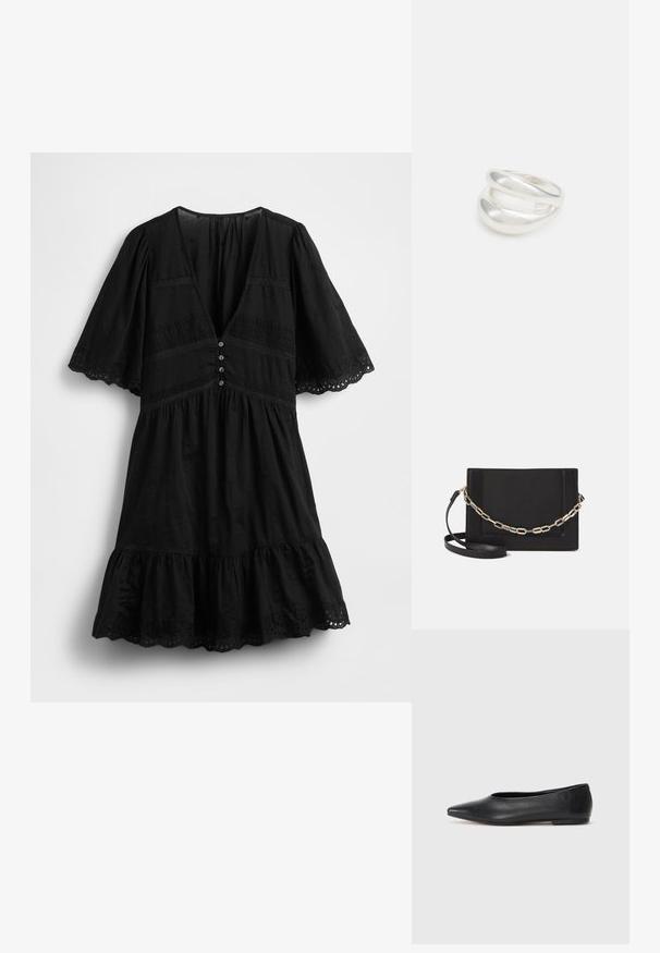 Čierne šaty s krátkymi rozšírenými rúškami, hlbokým véčkovým výstrihom, ozdobnými gombíkmi a riaseným lemom. Obsahujú perforovaný vzor a čipkové detaily.; Čierne kožené baletky, špicatý špička, minimalistický dizajn, hladká textúra, nízky podpätok, bez viditeľných prvkov alebo ozdôb.; Čierna kožená crossbody taška s hladkou textúrou, obdĺžnikovým tvarom a kovovým reťazovým detailom na prednej strane. Súčasťou je nastaviteľný popruh.; Strieborný prsteň s dvojitým pásikom s hladkým, lesklým povrchom. Má plynulý, zakrivený dizajn s prekryvajúcimi sa časťami pre moderný vzhľad.