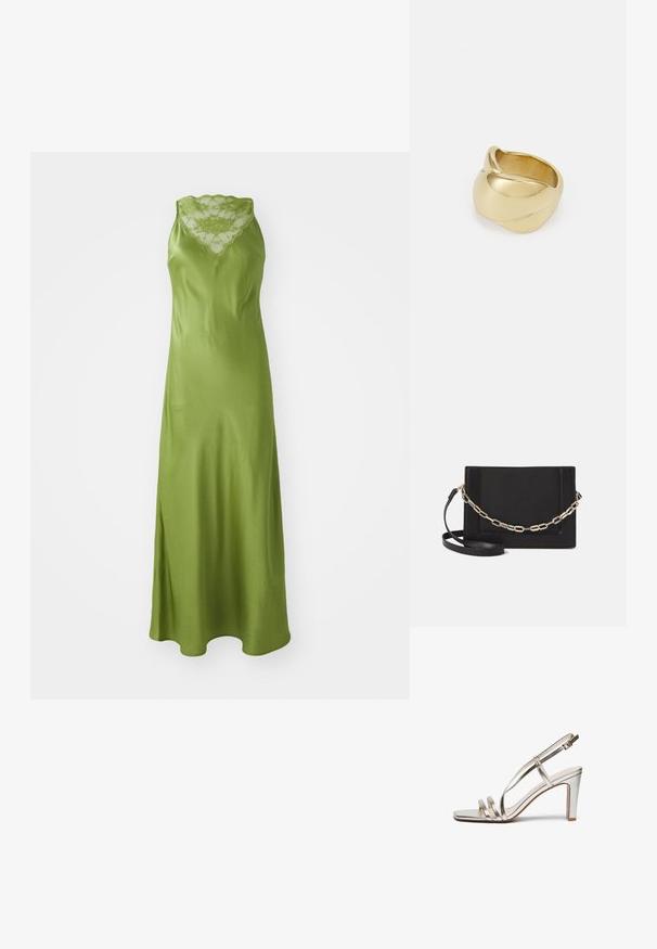 Grön satin klänning med en scalloped spetsringning, ärmlös design och en svepande A-linjeformad silhuett med en sidosprund.; Metallisk silver högklackad sandal med öppen tå, med tre tunna remmar över foten och en ankelslinga med spänne.; Svart läder crossbody-väska med en slät yta, rektangulär form och metallickedjedetalj på framsidan. Justerbar rem ingår.; Guldfärgad ring med en slät, vriden design. Har en polerad yta och rundade kanter, vilket skapar en sömlös, flytande form.