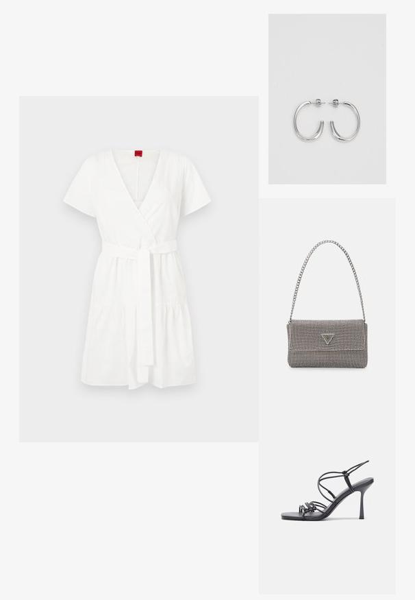 Balta apvalios suknelė, pagaminta iš medvilnės, su trumpomis rankovėmis, V formos iškirpte, dirželiu talijoje ir surinktu sluoksniu prie hem.; Juodos aukštakulnės sandalai pasižymi plonyčiais dirželiais su mazgo dizainu, lygiu kvadratiniu pirštu ir elegantišku stiletto kulnu.; Šviesiai pilka metalinė rankinė su grandinėlės dirželiu, papuošta mažais apvaliais metaliniais smeigėmis ir trikampiu prekės ženklu.; Sidabrinės auskarai žiedai su lygiu, blizgiu paviršiumi. Suapvalinta forma, lengvas dizainas, su uždarymu ant smeigtuko.