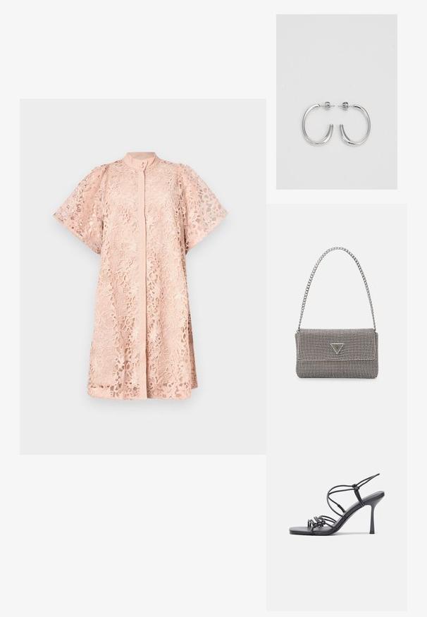 Šviesiai rožinė nėrinių suknelė su aukštu kaklu, trumpomis rankovėmis ir gėlių raštais visame paviršiuje. Mygtukų uždarymas priekyje.; Juodos aukštakulnės sandalai pasižymi plonyčiais dirželiais su mazgo dizainu, lygiu kvadratiniu pirštu ir elegantišku stiletto kulnu.; Šviesiai pilka metalinė rankinė su grandinėlės dirželiu, papuošta mažais apvaliais metaliniais smeigėmis ir trikampiu prekės ženklu.; Sidabrinės auskarai žiedai su lygiu, blizgiu paviršiumi. Suapvalinta forma, lengvas dizainas, su uždarymu ant smeigtuko.