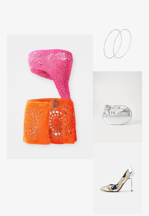 Kvačkana bluza v roza in oranžni barvi, z asimetričnim dizajnom, okrašena s cvetličnimi vzorci in izrezljanimi detajli. Narejena iz teksturirane preje.; Čevlji z visoko peto in konico, v barvni kombinaciji srebrne, zlate in nude. Sijajna obdelava z izrezljanim dizajnom, z igličasto peto.; Srebrna kovinska torbica z mehko, zaobljeno obliko in zavezano zgornjo zaporo. Narejena iz gladkega umetnega usnja.; Srebrne uhane v obliki obroča z minimalističnim dizajnom. Krožna oblika, gladka tekstura in tanek profil. Lahki s poliranim zaključkom.
