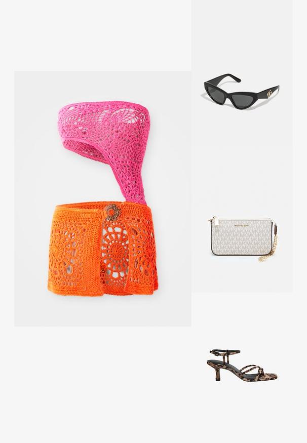Rózsaszín és narancssárga horgolt felső, aszimmetrikus kialakítással, virágmintákkal és kivágott részletekkel. Texturált fonalból készült.; Leopárdmintás, négyzetes orrú magassarkú szandál, több pánttal és közepes magasságú sarkával. Puha textilből készült.; Macska szemformájú napszemüveg matt fekete műanyag kerettel, sötét lencsékkel és arany logóval a szárán. Szögletes kialakítás és sima felület.; Michael Kors bézs bevonatos vászon karkötő, amely ismétlődő MK logó mintával, aranyszínű fémrészletekkel és levehető lánchordóval rendelkezik.