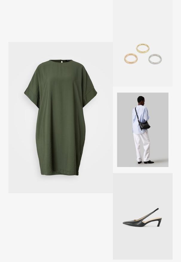 Bruuns Bazaar CRESS GIGI DRESS - Rochie de zi - deep depths; Pantof cu toc mic, cu vârf ascuțit și slingback, realizat din piele netedă, având un design decupat pe lateral pentru respirabilitate.; Geantă de umăr din piele neagră cu o textură moale, formă triunghiulară și curea ajustabilă, asortată cu o bluză cu dungi albastre deschise și pantaloni albi.; Trei inele din metal: unul roz aurie, unul auriu cu accente texturate și unul argintiu, toate cu branding gravat pe banda interioară.