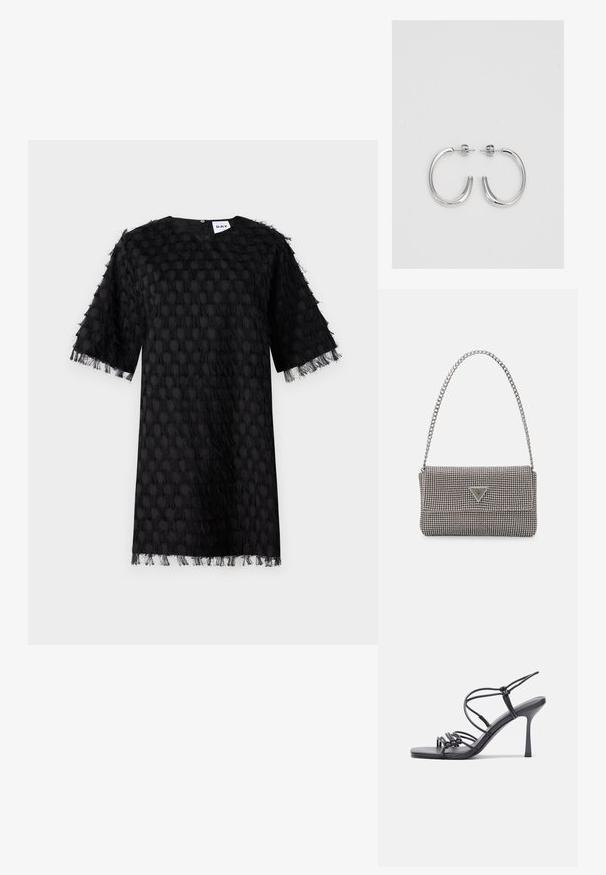 Schwarzes Kleid mit einem strukturierten, gepunkteten Muster und fransigen Ärmeln. Einfacher runder Halsausschnitt und kurze Ärmel. Der Stoff wirkt leicht.; Schwarze, hochhackige Sandalen mit dünnen Riemen und einem geknoteten Design, einer glatten, rechteckigen Zehenpartie und einem eleganten Stiletto-Absatz.; Hellegraue metallische Handtasche mit einer Kettenriemen, verziert mit kleinen kreisförmigen metallic Nieten und einem dreieckigen Markenlogo.; Silberne Creolen mit einer glatten, glänzenden Oberfläche. Abgerundete Form, leichtes Design, mit einer Steckverschluss.
