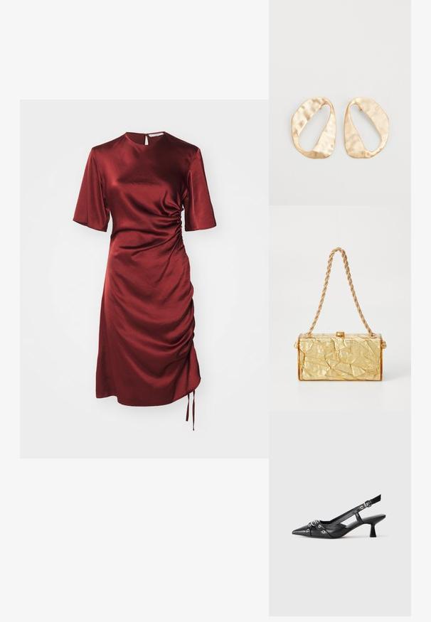 Červené saténové šaty s krátkymi rukávmi, so zberanými detailami na strane a vysokým výstrihom. Obsahujú otvorený chrbát a nastaviteľné bočné šnúrky.; Čierne kožené slingback topánky s špicatou špičkou, ozdobnými popruhmi s kovovými očkami a nízkym blokovým podpätkom. Textúrovaný povrch.; Zlatá kabelka s pokrčenou textúrou, s obdĺžnikovým tvarom, disponujúca reťazovým popruhom a zapínaním na vrchu. Hladký, lesklý povrch.; Pár nepravidelných oválnych zlatistých kovových náušníc s textúrovaným, mierne rozbitým povrchom na bielom pozadí.
