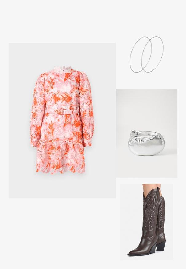 Trumpas rankovėmis suknelė oranžinėje ir rožinėje gėlių spaudoje, su nėrinių apykakle, volaniniu kraštu ir prigludusia juosmena su diržo detale.; Rudos odinės kaubojaus batai su smailiu priekiu ir blokuotu kulnu, pasižymintys detaliu siuvinėjimu ir iškiliais akcentais ant ašies.; Sidabrinė metalinė maišelio forma su švelnia, apvalia forma ir mazgu užveriamu viršumi. Pagaminta iš lygios dirbtinės odos medžiagos.; Sidabrinės pusmėnulio auskarai minimalistiniu dizainu. Apskritimo forma, lygus paviršius ir plonas profilis. Lengvi su poliruotu apdailu.