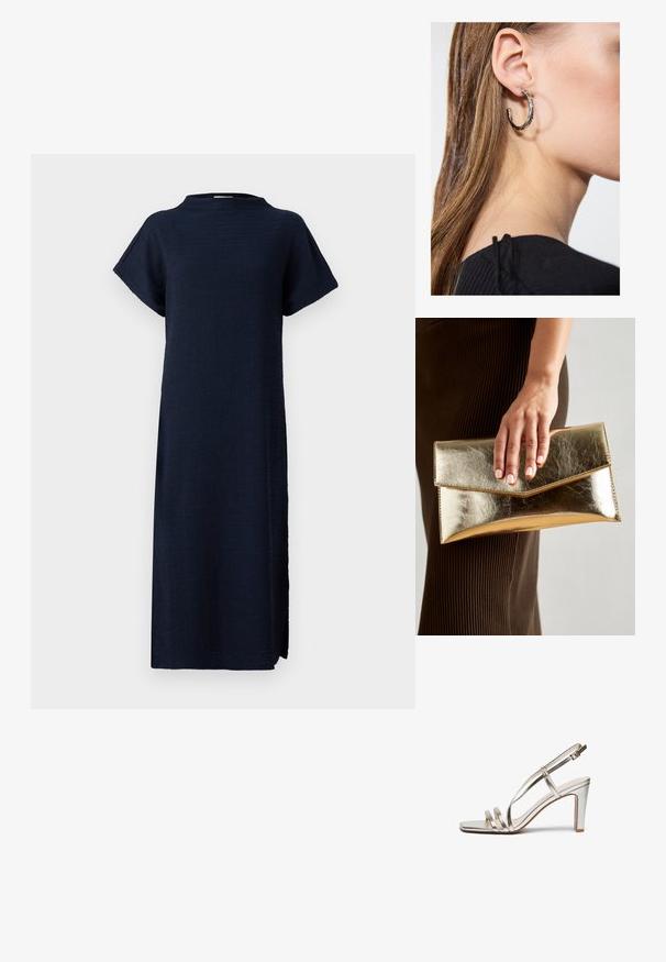 Merimarta sininen mekko rentoa tyyliä, lyhyet hihat, korkea pääntie, teksturoitu kangas ja sivuhalkiot liikkumisen helpottamiseksi.; Metallic hopeanväriset korkokengät, joissa on avonaiset varpaat, kolme ohutta remmiä jalan yli ja nilkkaremmi soljella.; Kultainen metallinen käsilaukku, jossa on sileä pinta ja kolmiomainen läppä suljin. Käsivarsi, joka pitää sitä, on siististi hoidettuine kynsineen.; Hopea renkaankorvakoru kiiltävällä pinnalla, jossa on pieniä kultaisia yksityiskohtia ja pyöreä muoto, käytetty korvalla.