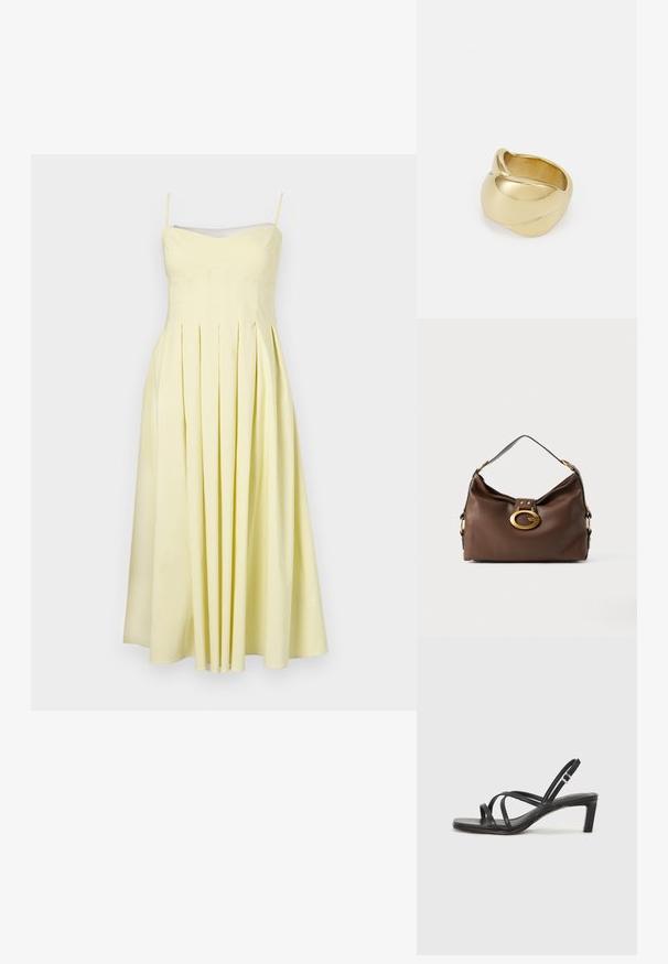 Žlté plisované šaty s nastaviteľnými tenkými ramienkami a priliehavým telom, s hladkou textúrou a poddajnou sukňou s dĺžkou do polovice lýtok.; Čierne sandále na vysokom podpätku so štvorcovou špičkou a nízkym blokovým podpätkom. Obsahujú viacero tenkých popruhov a nastaviteľný členkový popruh. Vyrobené z hladkej kože.; Hnedá kožená kabelka s textúrovaným povrchom, so zlatým kovovým zapínaním a jedným zakriveným ramenným popruhom.; Zlatá prstene s hladkým, skrúteným dizajnom. Má lesklý povrch a zaoblené okraje, čím vytvára bezproblémový, plynulý tvar.