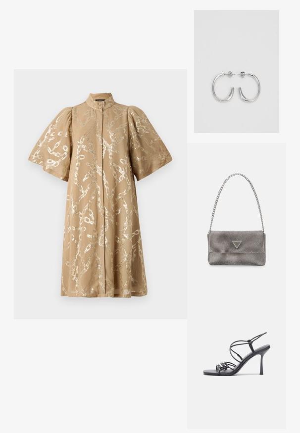 Beżowa sukienka z krótkimi bufkami, pokryta metalicznym wzorem łańcucha. Posiada wysoki dekolt oraz zapięcie na guziki z przodu. Gładka faktura materiału.; Czarne sandały na wysokim obcasie mają cienkie paski z węzłowym wzorem, gładki, kwadratowy czubek i smukły obcas w stylu szpilki.; Jasnoszara metaliczna torebka na łańcuszku, ozdobiona małymi okrągłymi metalowymi ćwiekami oraz trójkątnym logo marki.; Srebrne kolczyki na biglu o gładkim, błyszczącym wykończeniu. O zaokrąglonym kształcie, lekkim designie, z zamknięciem na zatrzask.