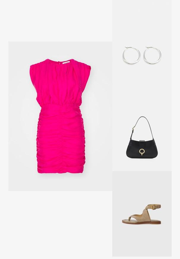 Vestido fucsia con detalles fruncidos, mangas cortas y escote redondo; presenta una textura arrugada y abertura en la parte posterior con cierre de botón.; Sandalia de ante beige con un lazo para los dedos, lados abiertos y una amplia correa en el tobillo con una hebilla dorada. Suela plana marrón con un ligero borde.; Bolso de cuero negro con una silueta curvada, correa corta, herrajes en tono dorado central y textura suave. Sin patrones ni acentos visibles.; Los pendientes de aro de plata presentan un diseño suave y redondeado con un perfil delgado y un cierre seguro. Estilo minimalista con un acabado pulido.