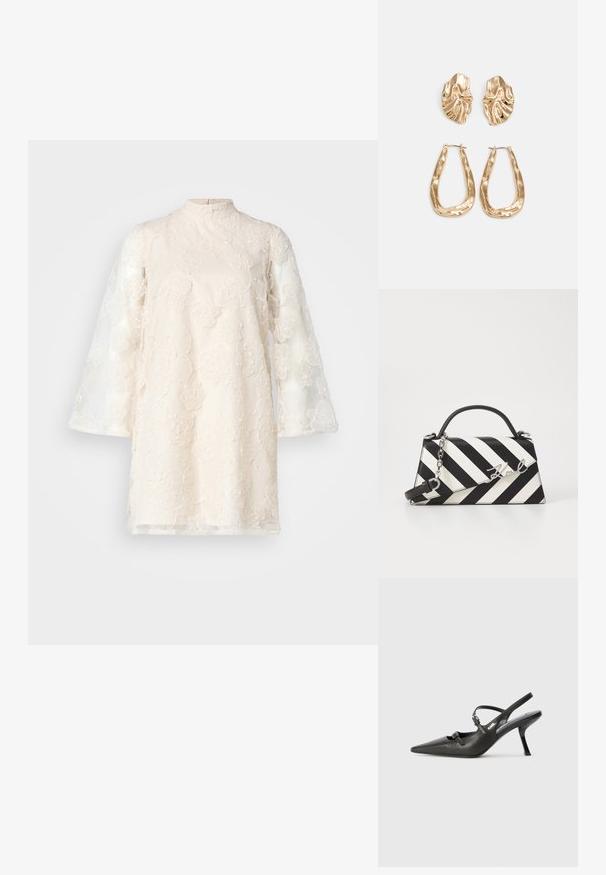 YAS Petite YASCORNELIA DRESS - Cocktailkjole - gardenia; Sorte skinn slingback-hæler med spiss tå, slank hæl og dekorativ spenne detalj på vampsiden. Glatt tekstur og stilrent design.; Svart- og hvitstripet håndveske med en strukturert form, som har et topphåndtak, en avtakbar kjedestropp, og metallisk logo-akcent.; Gullfargede øredobber med teksturerte, bølgete former. Inkluderer skulpturelle klipsstuds og åpen hoop-design med en hamret finish.