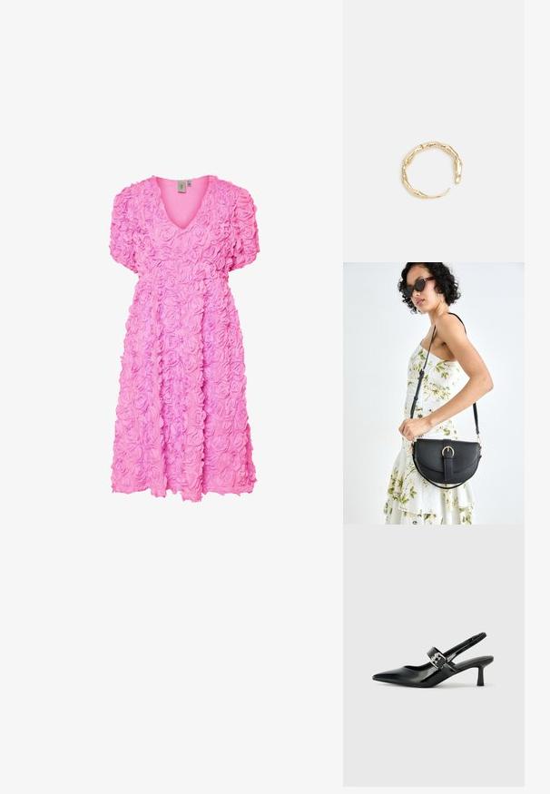 Roza obleka z V-izrezom, kratkimi napihnjenimi rokavi in teksturirano blago, pokrito s tridimenzionalnimi cvetnimi vzorci vrtnic.; Črne patent usnjene slingback pete s koničastim nosom in majhnim blok peto, ki vključujejo srebrno zaponko na traku.; Črna usnjena torbica s ukrivljeno obliko, z odstranljivo naramnico in zlatimi dodatki. Torbica ima pokrov s podrobnostmi v obliki zaponke.; Zlati prstan s organskim, zvitim dizajnom, gladko površino in taperiranimi konci, ki ustvarja modernega, skulpturalnega videza.