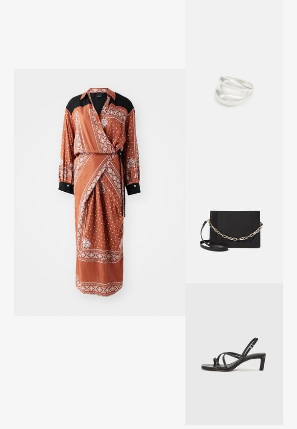 Rūsgani apģērbti kleitas ar melnu apkakli un aprocēm, kurās ir balti paisleji un punktiņu raksti, izgatavota no gludas, vieglas auduma.; Melnas strappy sandales ar kvadrātveida purngaliem un zemu bloku papēdi. Ievērojamas ar vairākiem plāniem siksniņām un regulējamu potītes siksniņu. Izgatavotas no gludas ādas.; Melna ādas crossbody soma ar gludu faktūru, taisnstūrveida formu un metalizētu ķēdes detaļu priekšā. Iekļauta regulējama siksna.; Sudraba divu joslu gredzens ar gludu, pulētu virsmu. Iezīmējas ar plūstošu, izliekta dizaina struktūru ar pārklājošām sekcijām modernam izskatam.