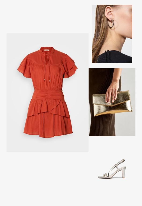 Rdeča kratka obleka z visokim ovratnikom, valovitimi rokavi in plastenjem krila; ima zategovalno vrvico z biseri in teksturirano tkanino.; Metalne srebrne sandale na visoki peto z odprtim prstom, ki imajo tri tanke naramnice čez nogo in naramnico okoli gležnja z zaponko.; Zlatna metalna torbica s glatko teksturo, ki ima trikotno zapiranje. Roka, ki jo drži, ima lepo urejene nohte.; Srebrna obročasta uhana s polirano površino, ki vključuje majhne zlate poudarke in okroglo obliko, nošena na ušesnem lobu.