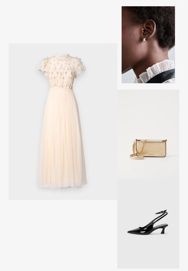 Needle & Thread ROCOCO BODICE ANKLE GOWN - Robe de cocktail - cream; Escarpins à brides arrière en cuir verni noir, à bout pointu, avec un petit talon carré et une sangle de cheville ajustable dotée d'une boucle dorée.; Pochette en cuir doré métallisé avec une finition texturée, dotée d'une chaîne dorée et d'une bandoulière amovible. Logo de la marque estampé.; Maria Black SAGENE TRAIL HUGGIE - Boucles d'oreilles - silver-coloured