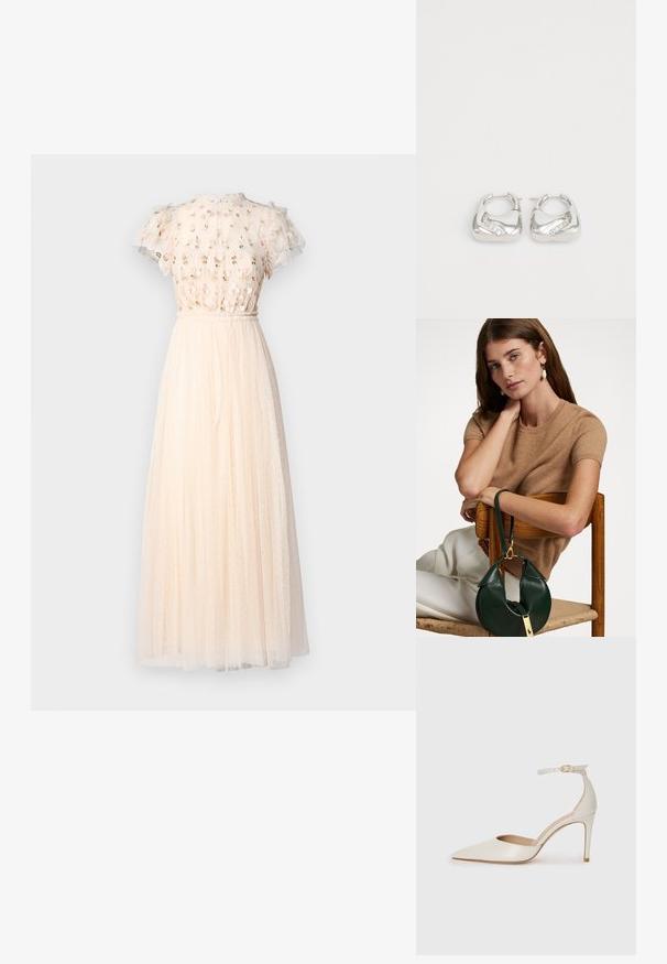 Needle & Thread ROCOCO BODICE ANKLE GOWN - Ballkleid - cream; Weiße Leder-Pumps mit spitz zulaufender Zehe, Knöchelriemen und schlanker Stiletto-Absatz. Glatte Oberfläche mit dezent glänzendem Finish.; Brauner kurzärmeliger Pullover, kombiniert mit einer grünen Lederhandtasche mit geschwungenem Design und goldenen Hardware-Details, die auf einem Holzstuhl sitzt.; Silberne Creolen mit einem glatten, runden Design und einem wellenförmigen Akzent, der kleine, klare Strasssteine entlang einer Kante enthält.