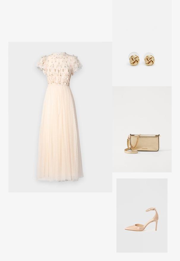 Needle & Thread ROCOCO BODICE ANKLE GOWN - Îmbrăcăminte de ocazie - cream; Pantof nude din piele lacuită, cu vârf ascuțit, curea la gleznă și toc stiletto, având o textură netedă și un design minimalist.; Clutch din piele aurie metalizată, cu un finisaj texturat, având o curea din lanț aurie și o curea pentru umăr detașabilă. Logo-ul brandului embosat.; Cercei cu tija aurie, cu un design răsucit. Fiecare cercel are un fundal circular transparent pentru o purtare sigură.