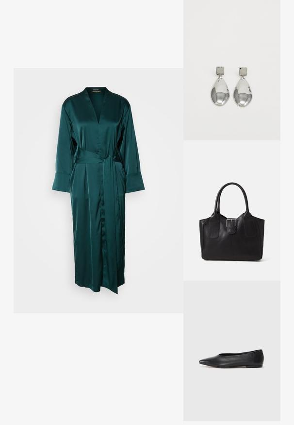 Lang, dyp grønn satengkåpe med V-hals, vide ermer og knyttet liv. Har glatt tekstur og er gulvlengde.; Sorte lærballerina med spiss tå, minimalistisk design, glatt tekstur, lav hæl uten synlig metall eller dekorasjoner.; Svart skinn toteveske med jevn tekstur, strukturert form, to håndtak og en fremtredende sølvspenne foran.; Sølv dråpeøreringer med firkantet studs, med en glatt, polert overflate og en tåreformet design som reflekterer lys med en blank overflate.