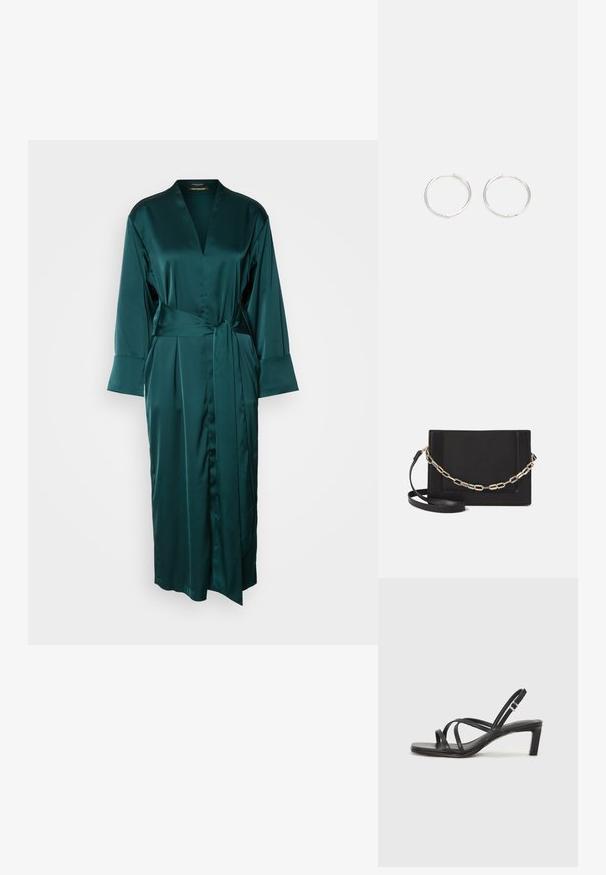 Hosszú, mélyzöld selyemköntös V-nyakkivágással, széles ujjakkal és megkötős derékkal. Simasága és földig érő kivitele jellemzi.; Fekete pántos szandál négyzetes orral és alacsony blokk sarkal. Több vékony pánttal és állítható boka pánttal rendelkezik. Sima bőrből készült.; Fekete bőr keresztpántos táska, sima textúrával, téglalap alakú és fém lánc részlettel az elején. Állítható pánttal ellátva.; Ezüst karika fülbevalók, letisztult, kerek formával, sima felülettel és látható díszítés nélkül. A átmérő nem megadott.