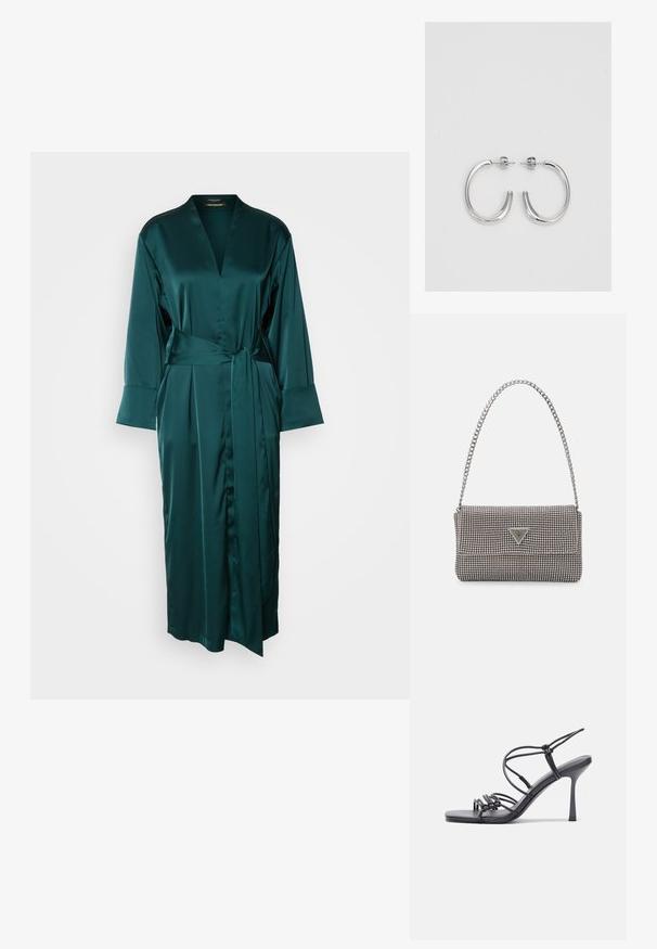Dlhý, tmavozelený saténový župan s výstrihom do V, širokými rukávmi a viazaným pásom. Má hladkú textúru a dĺžku po zem.; Čierne sandále na vysokom podpätku majú tenké remienky s uzlovým dizajnom, hladký štvorcový špičku a elegantný stiletto podpätok.; Svetlošedá metalická kabelka s reťazovým popruhom, ozdobená malými kruhovými kovovými štítkami a trojuholníkovým logom značky.; Strieborné kruhové náušnice s hladkým a lesklým povrchom. Okrúhly tvar, ľahký dizajn, s uzáverom na kolík.