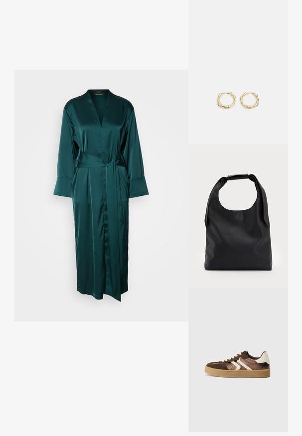 Langer, tiefgrüner Satin-Roben mit V-Ausschnitt, weiten Ärmeln und gebundenem Taillenzug. Ausgestattet mit glatter Textur und bodenlangem Design.; Braune und cremefarbene Sneakers aus einer Kombination von Wildleder und Satin, mit drei diagonalen Streifen und einer strukturierten Gummisohle.; Schwarze Lederhandtasche mit großem offenem oberen Bereich und einem einzelnen Schulterriemen. Weiche Textur, minimalistisches Design, mit subtilen hardware Akzenten.; Goldene Creolen mit einer strukturierten, unregelmäßigen Form. Sie verfügen über einen nahtlosen Verschluss und eine polierte Oberflächenbehandlung, die ein modernes Design betont.
