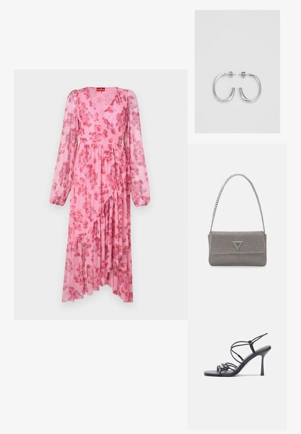 Rózsaszín virágmintás ruha hosszú ujjal, átkötős kivitelben, redőzött szoknyával, áttetsző anyagból, szétszórt piros és kék virágmintákkal.; Fekete magas sarkú szandálok vékony pántokkal, csomózott mintával, sima négyzetes orral és karcsú stiletto sarkal rendelkeznek.; Világosszürke fémes kézitáska lánc pánttal, kis kör alakú fém kifinomult díszítéssel és háromszög alakú márkagéppel.; Ezüst karika fülbevalók sima, fényes felülettel. Lekerekített forma, könnyű kialakítással, tűs zárómechanizmussal.