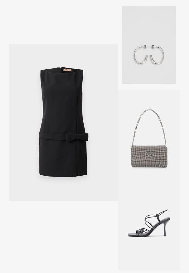 Schwarzes ärmelloses Kleid aus glattem Stoff, mit einer Schleifenakzent an der Taille, einem Reißverschluss auf der Rückseite und einem seitlichen Schlitz. Minimalsitisches Design.; Schwarze, hochhackige Sandalen mit dünnen Riemen und einem geknoteten Design, einer glatten, rechteckigen Zehenpartie und einem eleganten Stiletto-Absatz.; Hellegraue metallische Handtasche mit einer Kettenriemen, verziert mit kleinen kreisförmigen metallic Nieten und einem dreieckigen Markenlogo.; Silberne Creolen mit einer glatten, glänzenden Oberfläche. Abgerundete Form, leichtes Design, mit einer Steckverschluss.