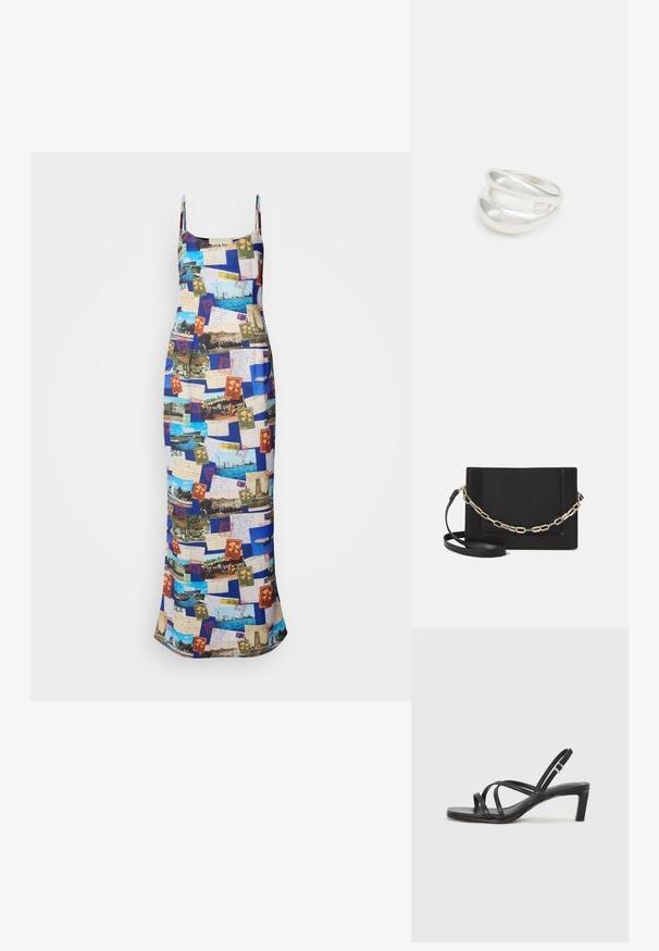 Maxi-kjole med tynde stropper, prydet med et farverigt postkortcollage-mønster på et stof med en glat tekstur.; Sort remsandale med firkantet tå og en lav blokeret hæl. Har flere tynde stropper og en justerbar ankelrem. Fremstillet af glat læder.; Sort læder crossbody taske med en glat tekstur, rektangulær form og en metallisk kæde detalje foran. Justerbar skulderrem inkluderet.; Sølvring med dobbeltbånd og en glat, poleret overflade. Den har et flydende, buet design med overlappende sektioner for et moderne udtryk.