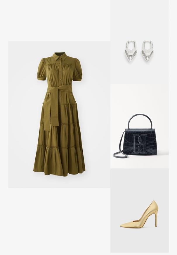 Olíva zöld, térd hosszúságú ruha rövid puffos ujjal, gombos záródással és megkötős derékkal. A szoknyán lépcsőzetes fodrok találhatók.; Arany fémes, hegyes orrú, magassarkú cipő stiletto sarokkal, oldalról mutatva, egyszínű világos háttérben.; Fekete krokodilbőr hatású kézitáska, amelynek strukturált kialakítása van, felső fogantyúval, állítható pánttal és egy kiemelkedő elülső logó részlettel.; Ezüst szív alakú lakatok, amelyeken vésett "IGEN" és "NEM" feliratok találhatók, polírozott felület, szimmetrikus kialakítás és robusztus fémcsat.