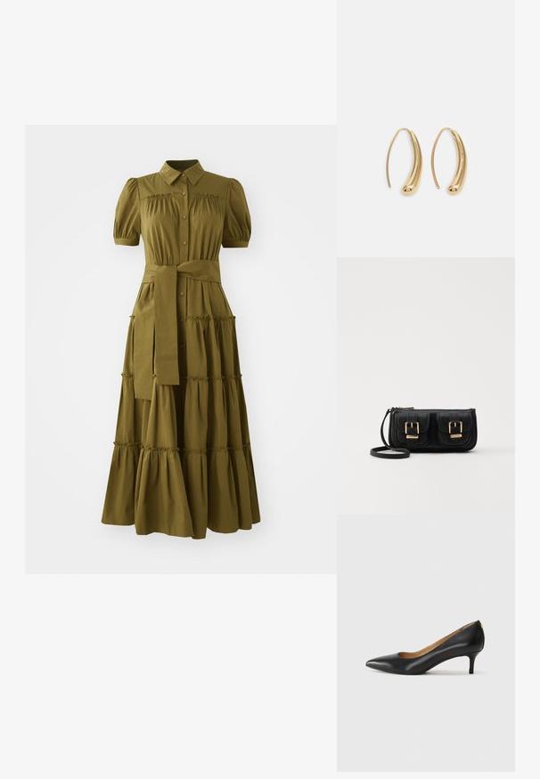 Abito verde oliva, lungo fino al ginocchio, con maniche corte a sbuffo, chiusura a bottoni e vita legata. Presenta volant a livelli lungo la gonna.; Décolleté in pelle nera con punta affilata, tacco basso e texture liscia. Presenta un leggero apertura sulla parte anteriore e hardware minimale sul retro.; Borsa a tracolla nera in pelle con due tasche frontali, fibbie dorate, chiusura con zip e una tracolla sottile. Superficie texturizzata e forma rettangolare compatta.; Orecchini a cerchio in metallo color oro con forma curva ed allungata. Presentano una superficie liscia e lucida e una punta arrotondata per un tocco di dettaglio in più.