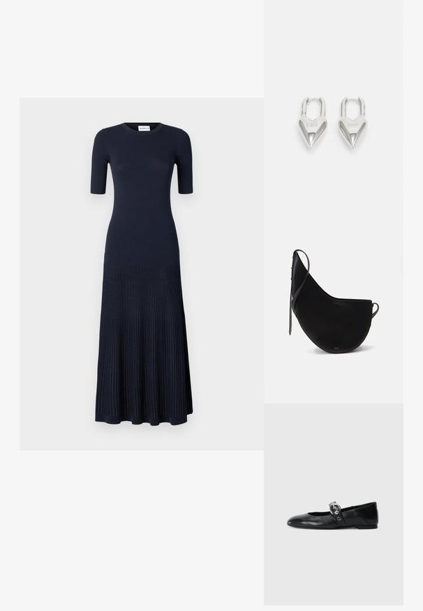 Mornarji rebrasti pleteni vzorec obleke s kratkimi rokavi, okroglo ovratnikom in razširjeno krilo. Gladko zgornji del, ki prehaja v teksturirano spodnjo sekcijo.; Črne usnjene baletne balerinke s koničastim nosom, ki imajo trak z okroglo kovinsko zaponko in ravno podplat.; Črna usnjena torbica v obliki ukrivljenega meseca, z ozkim ročajem in diskretnim zlatim logotipom spredaj. Gladka tekstura z minimalno kovinsko opremo.; Srebrni ključavnice v obliki srca z vgraviranima besedama "DA" in "NE", s poliranim zaključkom, simetričnim dizajnom in robustnim kovinskim nosilcem.