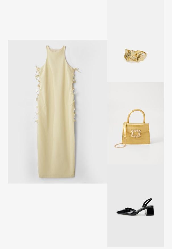 Rumena brezrokavna obleka z visokim ovratnikom, ki ima stranske vezi za prilagoditev in gladko, mehko teksturo. Preprosta in ravna silhueta.; Črne lakirane slingback pete s koničastim nosom in geometrijsko blokasto peto. Imajo eleganten, minimalističen dizajn in gladko teksturo.; Rumeno usnjeno-usnje z vzorcem krokodila, s strukturiranim dizajnom, zgornjo ročajem, snemljivo verižico in dekorativnim kristalnim okrasjem na zaponki.; Zlati prstan z teksturiranim, valovitim dizajnom, ki ima tri izrazite vrhove. Gladka, sijoča površina z odprtim pasom za prilagodljivo prileganje.
