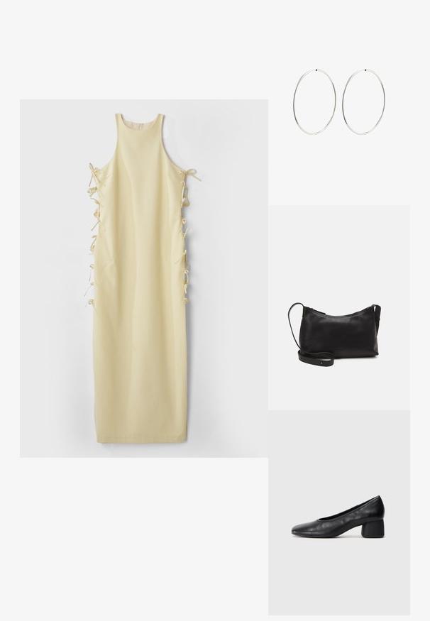 Žlté bezrukávové šaty s vysokým výstrihom, s bočnými viazaniami pre nastaviteľnú veľkosť a hladkou, jemnou textúrou. Jednoduchý a rovný silueta.; Čierne kožené lodičky s okrúhlou špičkou a stredne blokovým podpätkom. Hladká textúra s minimálnymi detailami, so subtílnym elastickým otvorom.; Čierna kožená ramenná taška s hladkou textúrou, zakriveným tvarom, nastaviteľným popruhom a zipsom. Minimalistický dizajn bez ozdôb.; Strieborné kruhové náušnice s hladkým, okrúhlym dizajnom a lesklým povrchom. Sú tenké a ľahké, s jednoduchým uzáverom.