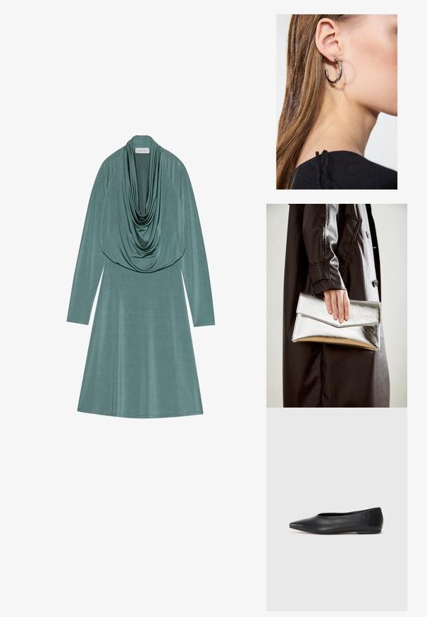 Kleid mit Cowl-Neck aus mattem grünem Stoff, mit langen Ärmeln und ausgestelltem Schnitt. Weiche, glatte Textur mit subtiler Schimmer.; Schwarze Leder-Balletschuhe, spitze Zehenform, minimalistische Gestaltung, glatte Textur, niedriger Absatz, keine sichtbaren Beschläge oder Verzierungen.; Silberner metallischer Clutch mit einem eckigen Umschlagdesign, glatter Textur und kontrastierender Innenfarbe, gehalten in einer Hand, die einen schwarzen Mantel trägt.; Silberne Creolen mit polierter Oberfläche, die kleine goldene Akzentdetails und eine runde Form aufweisen, am Ohrläppchen getragen.