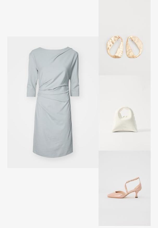 Világoskék, puha anyagból készült ruha, amely hajónyakú, háromnegyedes ujjú és gyűrt részletekkel rendelkezik, amelyek drapált hatást kölcsönöznek.; Casadei CHARLOTTE TIFFANY - Klasszikus sarkú cipők - sand; Fehér kézitáska, texturált, ívelt dizájnnal. Kiemelkedő füllel és lekerekített aljjal rendelkezik, sima felülettel és minimális fémszerelvényekkel.; Egy pár szabálytalan, ovális formájú, aranyszínű fém fülbevaló, enyhén kalapált felülettel, fehér háttéren.