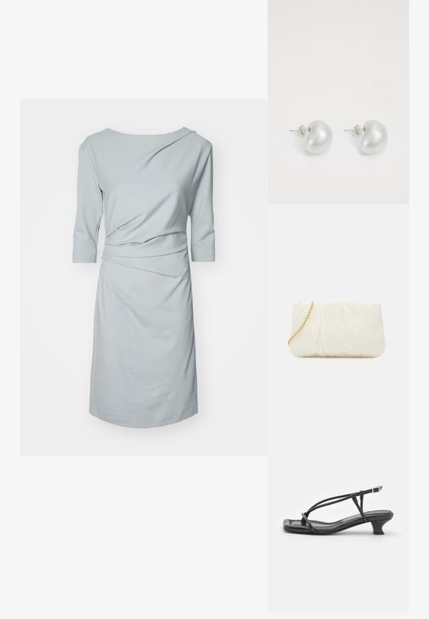 Heledad sinine kleit pehmest kangast, millel on paadisarnane kaelus, kolmveerandi varrukad ja volditud detailid drapeeritud efekti saavutamiseks.; Must must sandaalid, millel on õhukesed rihmad, madal plokknina ja ruudukujuline varvas. Omab kinnitust nahkel ja sile pind.; Valge tekstuuriga käekotike, millel on volditud disain ja kuldne ahel. Sile viimistlus peente lainetega ja ümarate servadega.; Hõbedased pärli kõrvarõngad, millel on kumer oas kuju. Sile, läikiv pind, kinnitatud postiga ja tagumise sulguri abil.