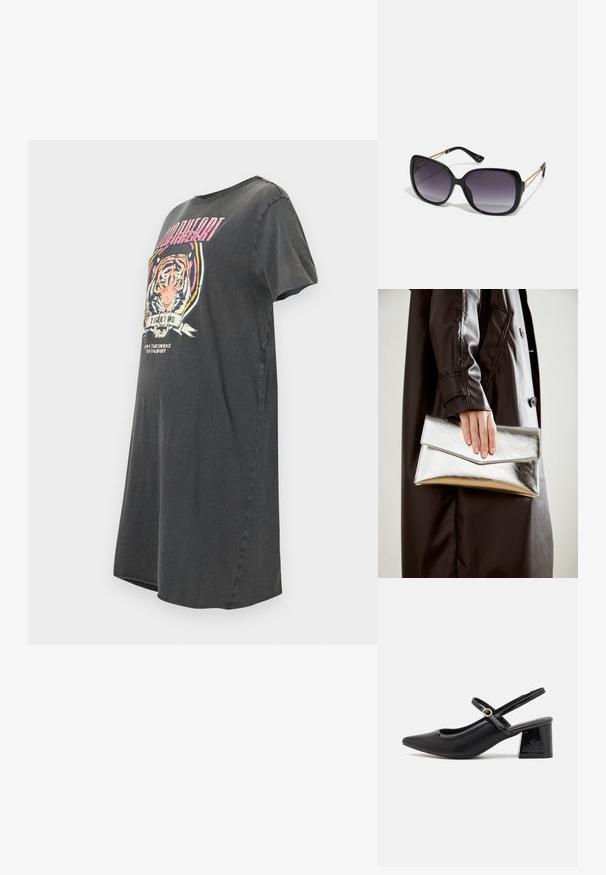 Czarnoszary, oversize t-shirt wykonany z bawełny, z grafiką tygrysa w wielokolorowych akcentach i okrągłym dekoltem.; Czarne lakierowane czółenka na słupku ze spiczastym noskiem, lekko zaokrąglonym wycięciem i obcasem w kształcie bloku. Posiadają złotą klamrę jako akcent dekoracyjny.; Czarne oversize okulary przeciwsłoneczne z gradientowymi soczewkami, grubymi oprawkami i złotym łańcuszkiem na ramionach.; Srebrna metaliczna kopertówka o kształcie kątowym, gładka w dotyku, z kontrastowym kolorem wewnątrz, trzymana w ręce noszącej czarny płaszcz.
