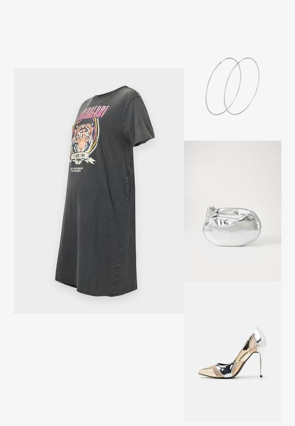 Mörkgrå oversized t-shirt i bomull med en tiger grafik och flerfärgade detaljer samt rund halsringning.; Spetsig tå högklackad sko med en färgpalett av silver, guld och nude. Glansig yta med utskärningsdesign, utrustad med en stilettklack.; Silverfärgad metallisk påse med en mjuk, rundad form och en knutstängning upptill. Tillverkad av ett mjukt material i konstläder.; Silverfärgade hoopörhängen med en minimalistisk design. Cirkulär form, slät yta och tunn profil. Lätta med en polerad finish.