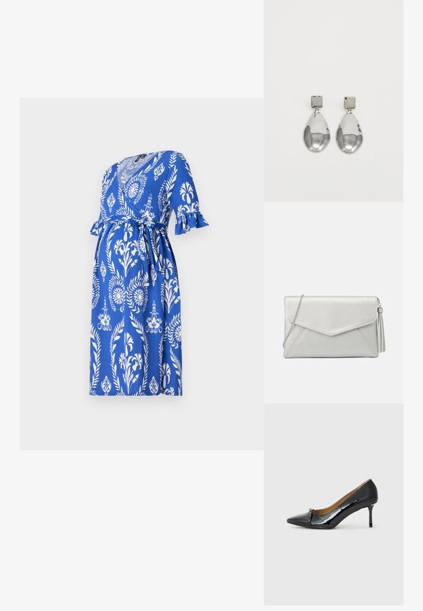 Vestido azul con estampado floral y de hojas en blanco, con mangas cortas con volantes y cinturón para atar. Fabricado con tejido ligero, apto para el uso durante el embarazo.; Zapato de tacón alto de charol negro con punta afilada, detalle decorativo de tira en la parte delantera y un delgado tacón de aguja.; Bolso de mano de cuero sintético plateado con un diseño tipo sobre, correa de cadena y un detalle de borlas en un lado, con costuras angulares.; Pendientes de gota de plata con un arete cuadrado, presentando un acabado suave y pulido en forma de lágrima, que refleja la luz con una superficie brillante.