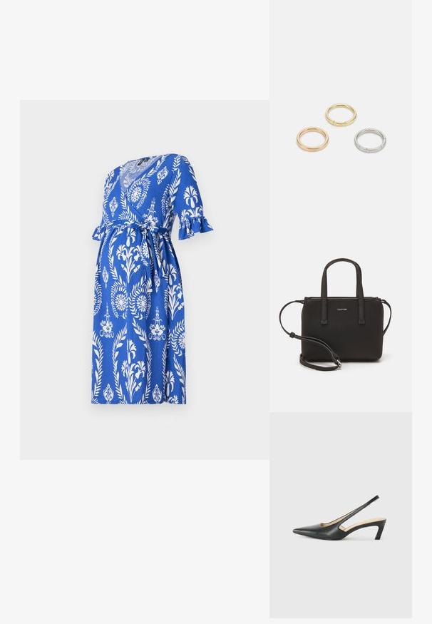 Blaues Wickelkleid mit weißem Blumen- und Blättermuster, kurzen Rüschensäumen und einer Bindegürtel. Hergestellt aus leichtem Stoff, geeignet für die Schwangerschaft.; Schwarzer spitz zulaufender Slingback-Schuh mit niedrigem Absatz, der aus glattem Leder gefertigt ist und seitliche Ausschnitte für Atmungsaktivität aufweist.; Schwarze Handtasche mit zwei kurzen, doppelt geflochtenen Griffen und einem abnehmbaren Schulterriemen. Glattes, lederähnliches Material mit einem Reißverschluss und Logodetail.; Drei Metallringe: einer in Roségold, einer aus Gold mit strukturierten Akzenten und einer aus Silber, alle mit graviertem Branding auf dem inneren Band.
