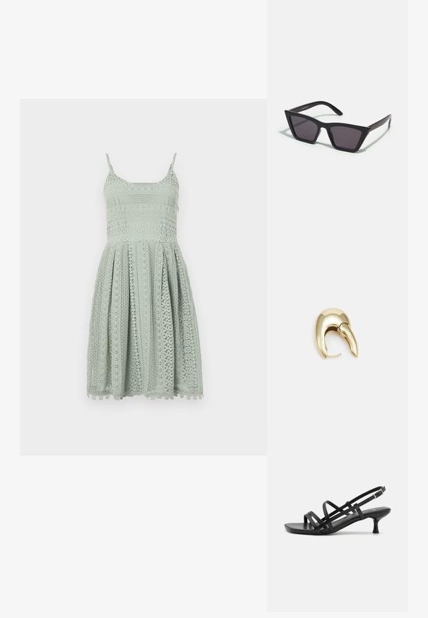 Lichtgroene kanten jurk met dunne spaghettibandjes, een getailleerde bovenkant en een uitlopende rok met ingewikkelde uitsnijdingen en een geschulpte zoom.; Zwarte pumpsandalen met meerdere kruissluitingbandjes. Gladde stof, spitse neus en smalle hak. Verstelbare enkelband met gesp.; Zwarte, hoekige zonnebril met grijze lenzen; gemaakt van plastic, met dikke armen met een gladde oppervlakte en zonder zichtbare hardware.; Gouden metalen oorbel met een slank, gebogen ontwerp. Beschikt over een kenmerkende puntige vorm, gepolijste oppervlakte en scharnier sluiting.